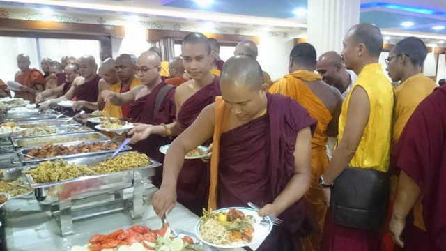 Ấn Độ: Tăng Ni Việt Nam cúng dường Vu Lan tại Bồ Đề Đạo Tràng
