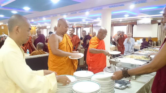 Ấn Độ: Tăng Ni Việt Nam cúng dường Vu Lan tại Bồ Đề Đạo Tràng