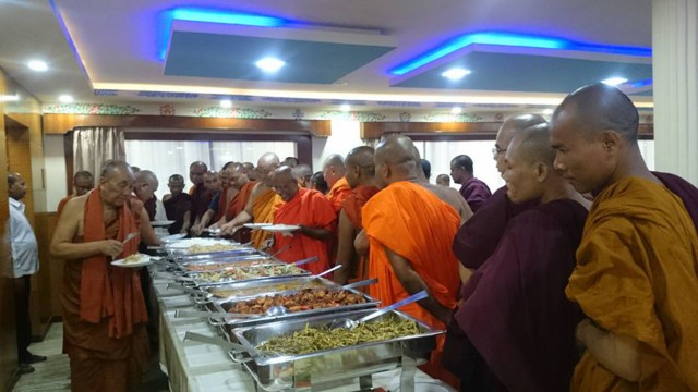 Ấn Độ: Tăng Ni Việt Nam cúng dường Vu Lan tại Bồ Đề Đạo Tràng