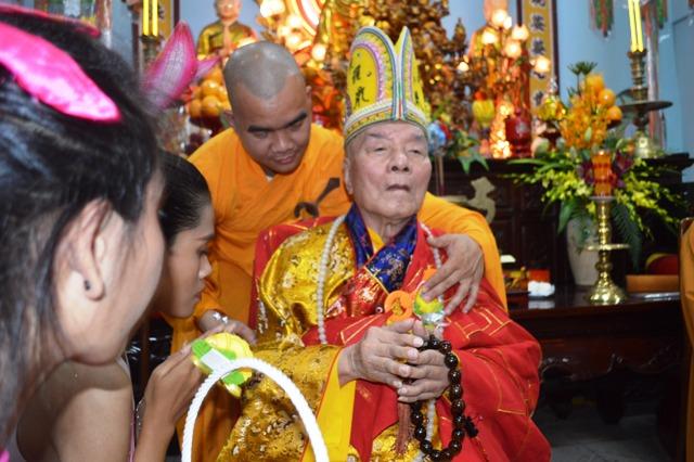 Đại Lễ Vu Lan – Bông Hồng Cài Áo Tại Tổ Đình Nghĩa Phương