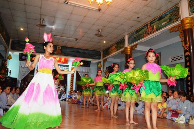 Đại Lễ Vu Lan – Bông Hồng Cài Áo Tại Tổ Đình Nghĩa Phương