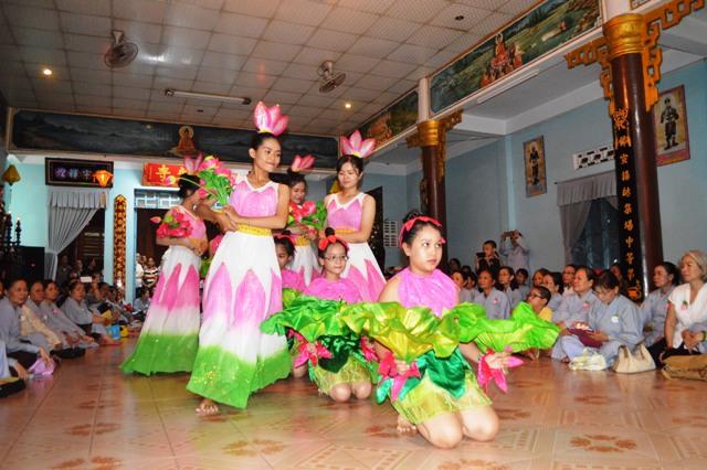 Đại Lễ Vu Lan – Bông Hồng Cài Áo Tại Tổ Đình Nghĩa Phương