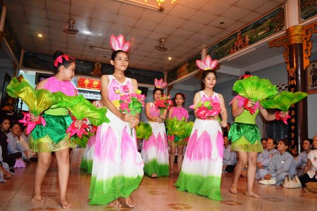 Đại Lễ Vu Lan – Bông Hồng Cài Áo Tại Tổ Đình Nghĩa Phương