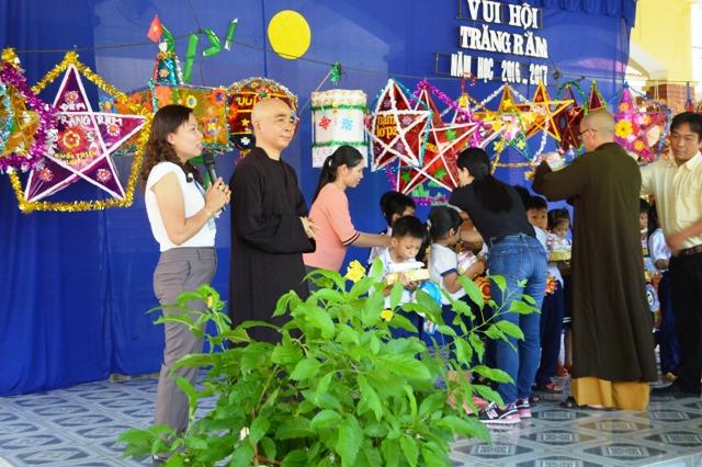 Khánh Hòa: Chùa Nghĩa Hương tặng  quà Trung thu cho học sinh miền núi Khánh Vính