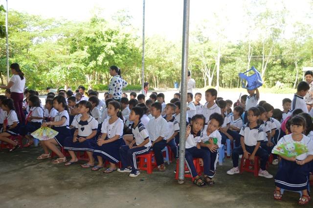 Khánh Hòa: Chùa Nghĩa Hương tặng  quà Trung thu cho học sinh miền núi Khánh Vính