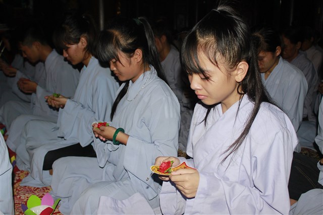 Thanh Hóa: Thắp nến tri ân cha mẹ tại chùa Hồi Long