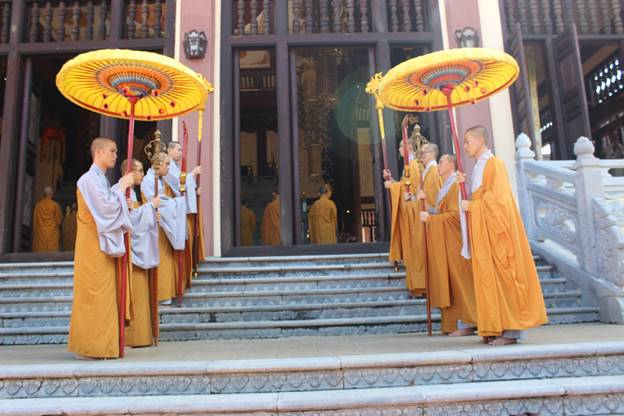 Ninh Thuận: Đại Giới đàn Đức Tạng cung rước giới bổn.