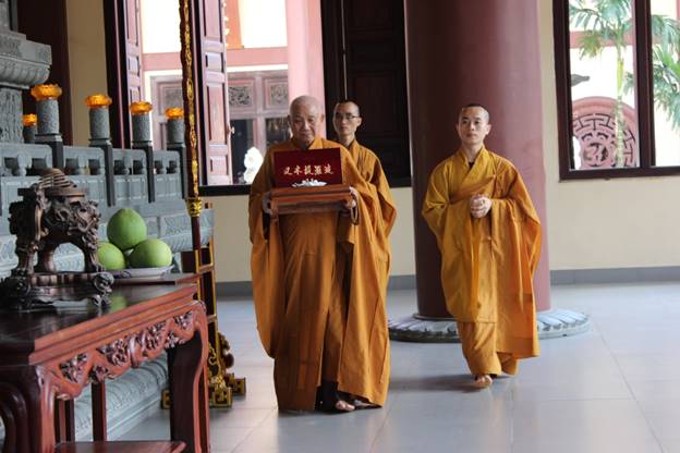 Ninh Thuận: Đại Giới đàn Đức Tạng cung rước giới bổn.