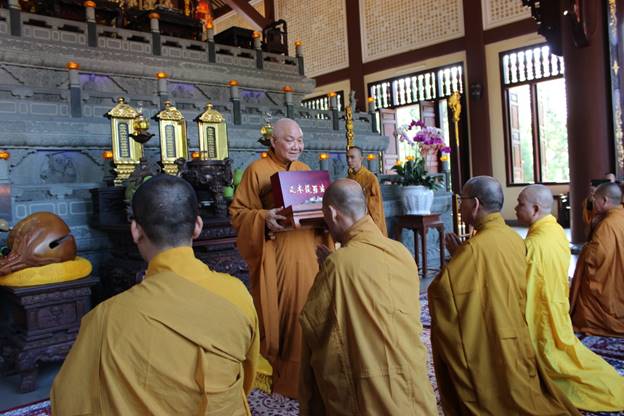 Ninh Thuận: Đại Giới đàn Đức Tạng cung rước giới bổn.