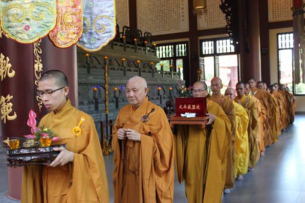 Ninh Thuận: Đại Giới đàn Đức Tạng cung rước giới bổn.