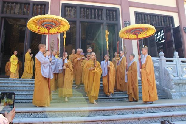 Ninh Thuận: Đại Giới đàn Đức Tạng cung rước giới bổn.