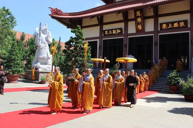 Ninh Thuận: Đại Giới đàn Đức Tạng cung rước giới bổn.