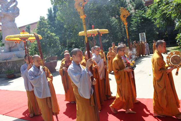 Ninh Thuận: Đại Giới đàn Đức Tạng cung rước giới bổn.