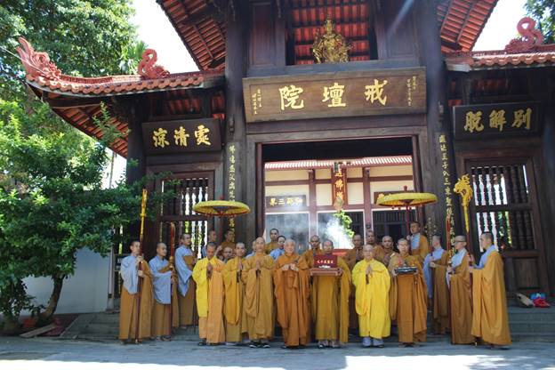 Ninh Thuận: Đại Giới đàn Đức Tạng cung rước giới bổn.