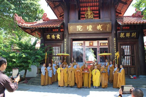 Ninh Thuận: Đại Giới đàn Đức Tạng cung rước giới bổn.