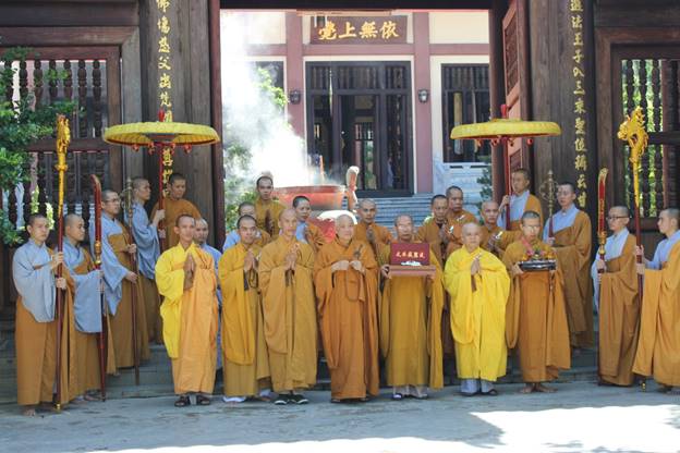 Ninh Thuận: Đại Giới đàn Đức Tạng cung rước giới bổn.