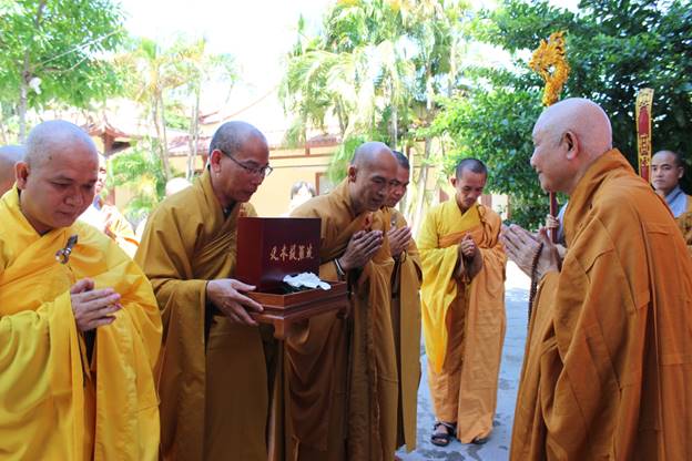 Ninh Thuận: Đại Giới đàn Đức Tạng cung rước giới bổn.