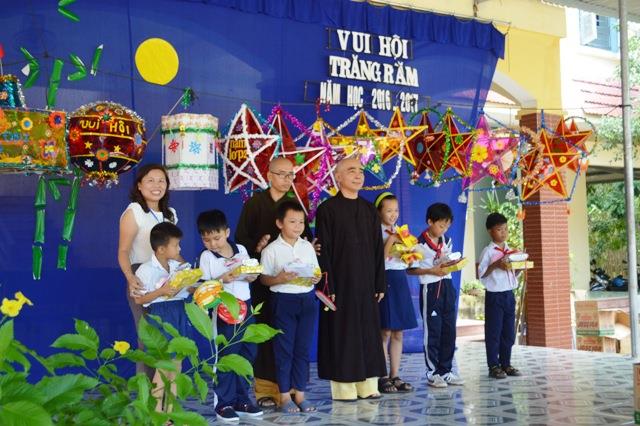 Khánh Hòa: Chùa Nghĩa Hương tặng  quà Trung thu cho học sinh miền núi Khánh Vính