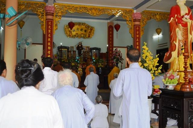 Phật tử trang nghiêm đảnh lễ Tổ