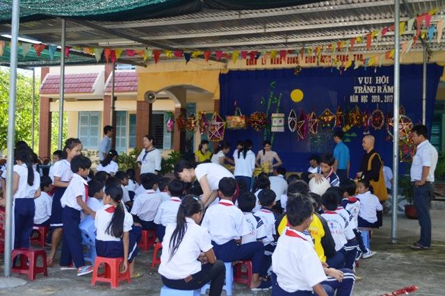 Khánh Hòa: Chùa Nghĩa Hương tặng  quà Trung thu cho học sinh miền núi Khánh Vính