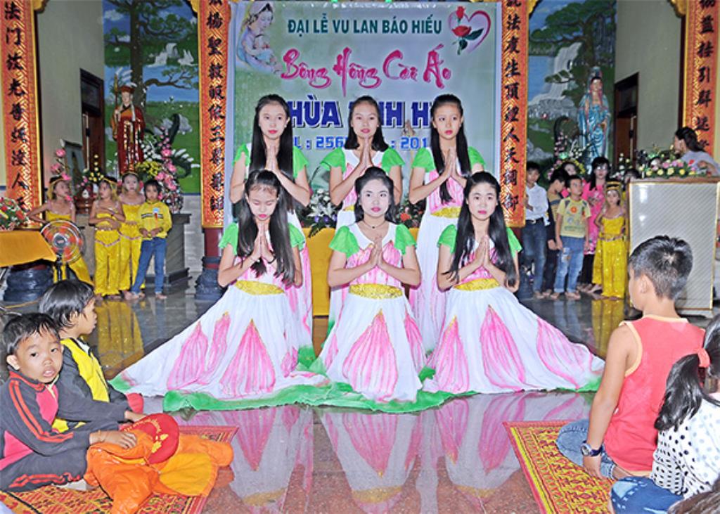 Chùa Linh Hội:  Lễ Vu Lan - Bông Hồng Cài Áo