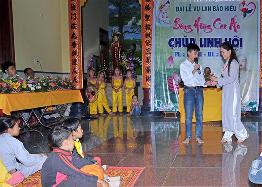 Chùa Linh Hội:  Lễ Vu Lan - Bông Hồng Cài Áo