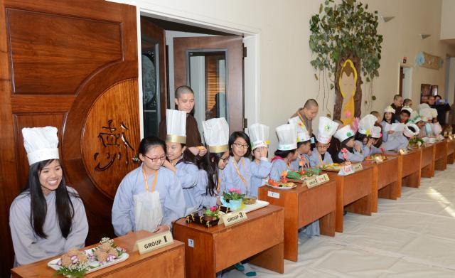Chùa Đức Viên, San Jose ( Hoa Kỳ ) Tổ Chức Khoá Tu Thiếu Nhi Mùa Đông Và Hội Â3m Thực Mừng Năm Mới 2017.
