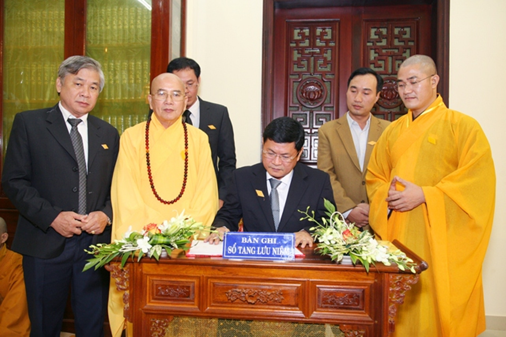 TT. Huế: Ban Trị sự GHPGVN tỉnh kính viếng tang lễ Cố HT. Thích Chơn Thiện