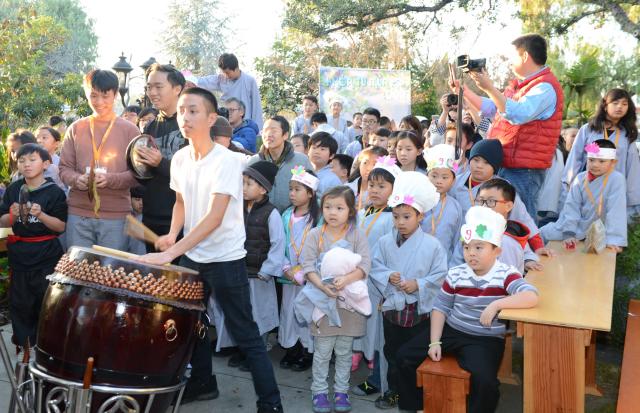 Chùa Đức Viên, San Jose ( Hoa Kỳ ) Tổ Chức Khoá Tu Thiếu Nhi Mùa Đông Và Hội Â3m Thực Mừng Năm Mới 2017.