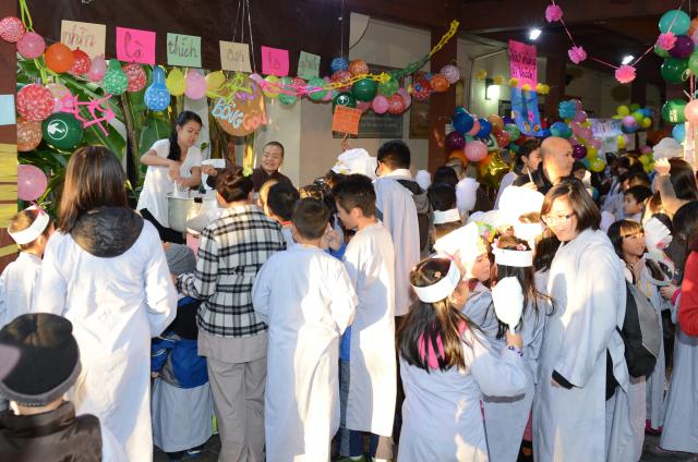 Chùa Đức Viên, San Jose ( Hoa Kỳ ) Tổ Chức Khoá Tu Thiếu Nhi Mùa Đông Và Hội Â3m Thực Mừng Năm Mới 2017.