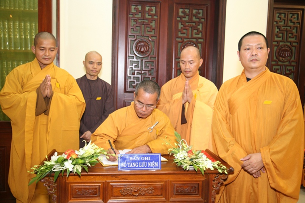 TT. Huế: Ban Trị sự GHPGVN tỉnh kính viếng tang lễ Cố HT. Thích Chơn Thiện