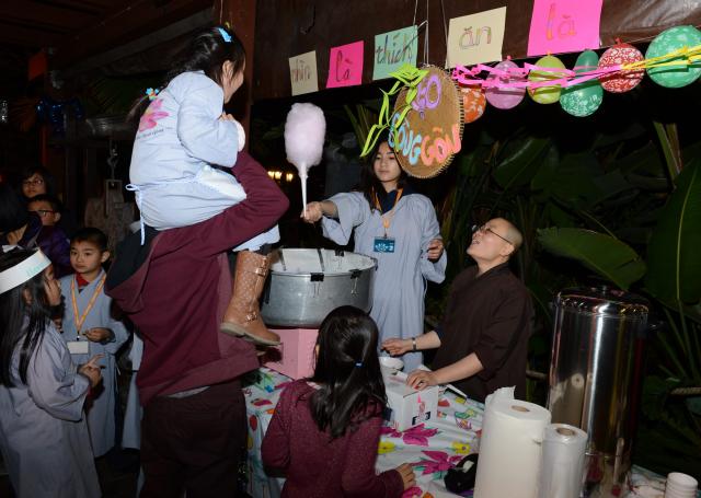 Chùa Đức Viên, San Jose ( Hoa Kỳ ) Tổ Chức Khoá Tu Thiếu Nhi Mùa Đông Và Hội Â3m Thực Mừng Năm Mới 2017.