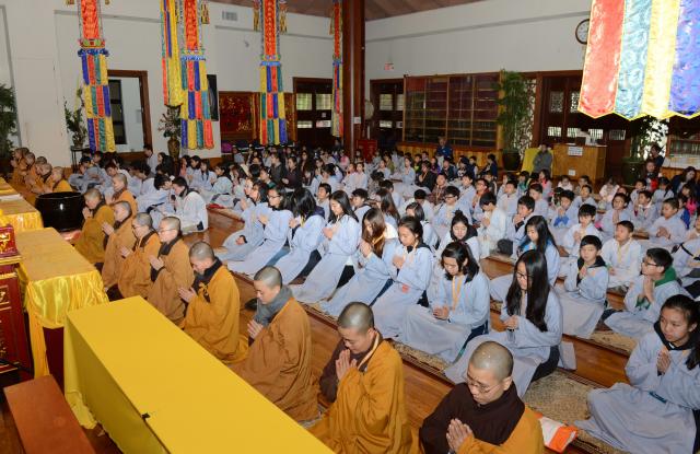 Chùa Đức Viên, San Jose ( Hoa Kỳ ) Tổ Chức Khoá Tu Thiếu Nhi Mùa Đông Và Hội Â3m Thực Mừng Năm Mới 2017.