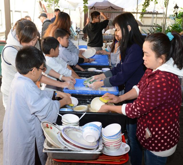 Chùa Đức Viên, San Jose ( Hoa Kỳ ) Tổ Chức Khoá Tu Thiếu Nhi Mùa Đông Và Hội Â3m Thực Mừng Năm Mới 2017.