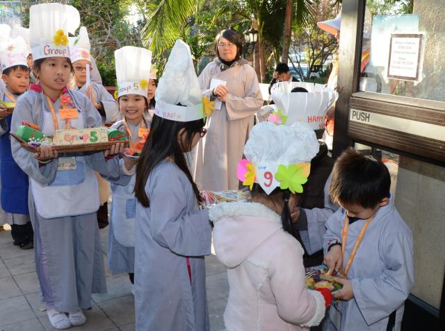 Chùa Đức Viên, San Jose ( Hoa Kỳ ) Tổ Chức Khoá Tu Thiếu Nhi Mùa Đông Và Hội Â3m Thực Mừng Năm Mới 2017.