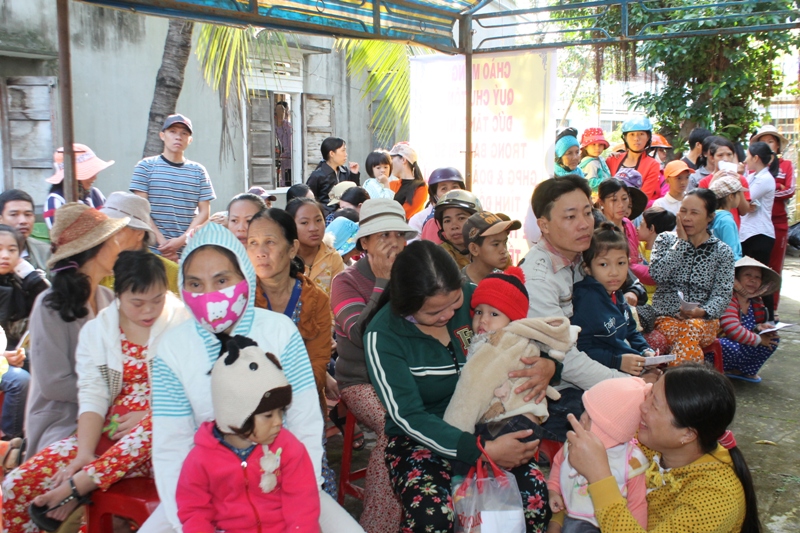 Phật giáo Đồng Tháp: Phát 450 phần quà cho các tỉnh bị lũ lụt