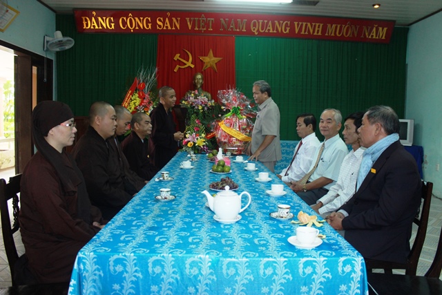 TT. Huế: Phật giáo Phong Điền thăm Ủy ban MTTQVN huyện