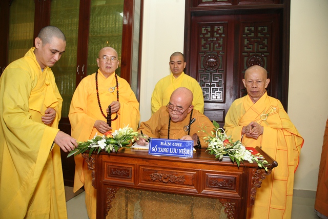 TT. Huế: Ban Trị sự GHPGVN tỉnh kính viếng tang lễ Cố HT. Thích Chơn Thiện