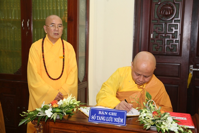 TT. Huế: Ban Trị sự GHPGVN tỉnh kính viếng tang lễ Cố HT. Thích Chơn Thiện