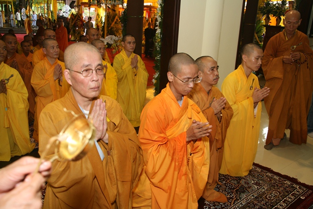 Cung thỉnh kim quan Cố Trưởng lão Hòa thượng Thích Chơn Thiện nhập bảo tháp