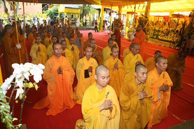 Cung thỉnh kim quan Cố Trưởng lão Hòa thượng Thích Chơn Thiện nhập bảo tháp