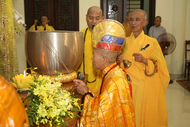 Cung thỉnh kim quan Cố Trưởng lão Hòa thượng Thích Chơn Thiện nhập bảo tháp