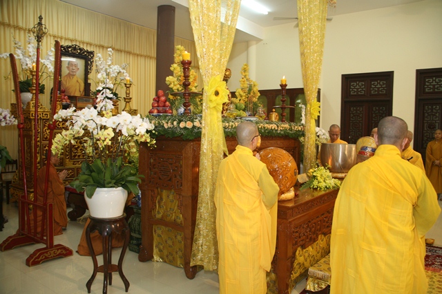 Cung thỉnh kim quan Cố Trưởng lão Hòa thượng Thích Chơn Thiện nhập bảo tháp