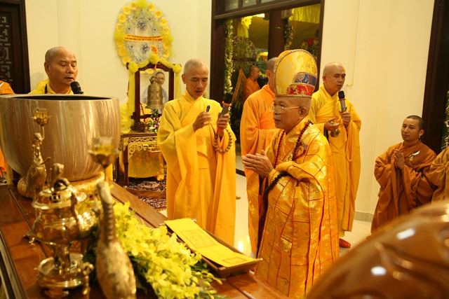 Cung thỉnh kim quan Cố Trưởng lão Hòa thượng Thích Chơn Thiện nhập bảo tháp