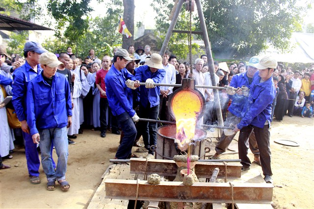 Thanh Hóa: Lễ trì chú rót đồng đúc đại hồng chung chùa Thiên Long
