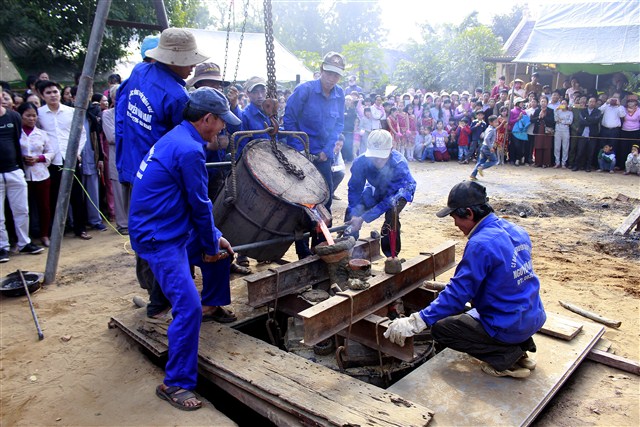 Thanh Hóa: Lễ trì chú rót đồng đúc đại hồng chung chùa Thiên Long