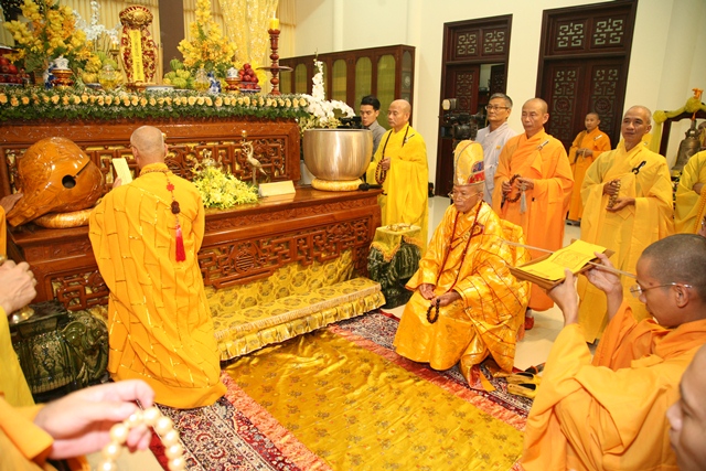 Cung thỉnh kim quan Cố Trưởng lão Hòa thượng Thích Chơn Thiện nhập bảo tháp