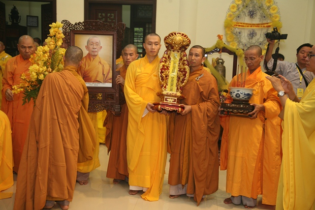 Cung thỉnh kim quan Cố Trưởng lão Hòa thượng Thích Chơn Thiện nhập bảo tháp