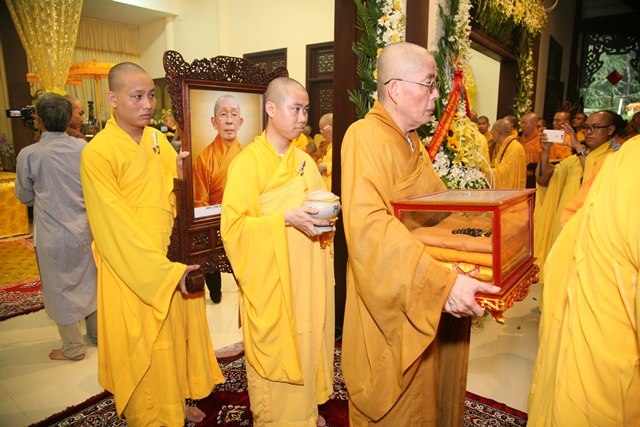 Cung thỉnh kim quan Cố Trưởng lão Hòa thượng Thích Chơn Thiện nhập bảo tháp