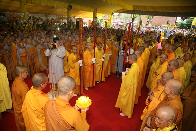 Cung thỉnh kim quan Cố Trưởng lão Hòa thượng Thích Chơn Thiện nhập bảo tháp